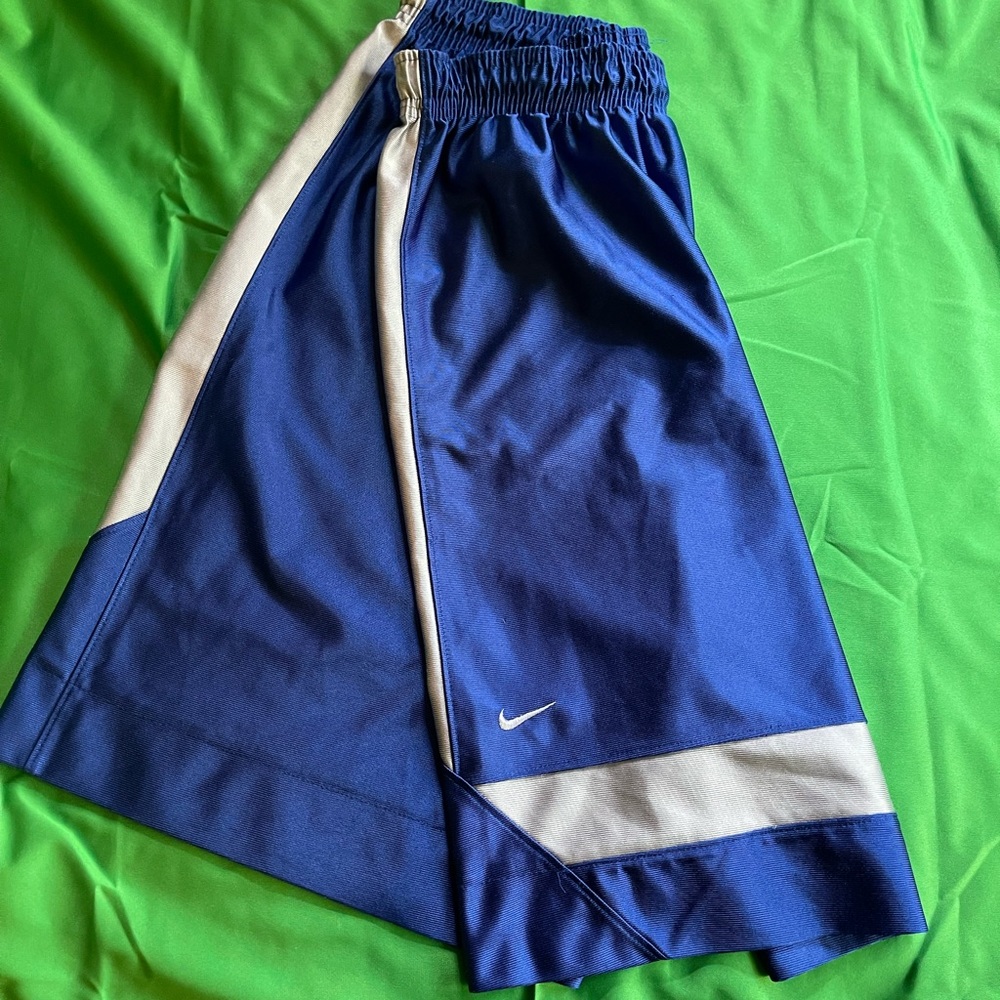 NIKE UNIVERSITY OF KENTUCKY BASKETBALL SHORTS. Old school - Picture 3 of 4